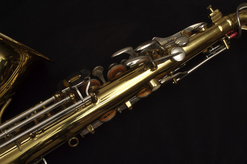 Obraz na płótnie Canvas Saksofon przeciwko czarnym, klucze góry róg i średnim