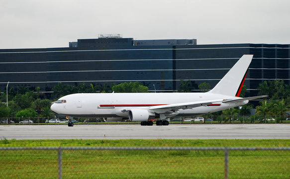 Boeing 767 cago jet departing