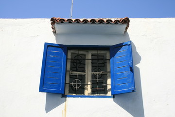 fenêtre et volets bleus