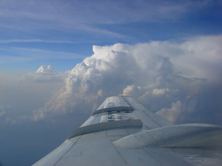 Fototapeta na wymiar Skrzydła samolotu nad chmurami