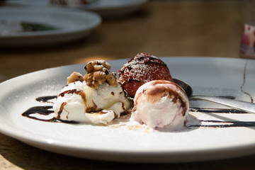 icecream and chocolat sauce