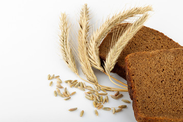 rye ears and bread slices