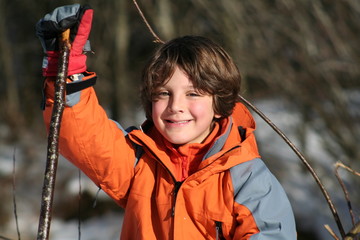portrait d'enfant tenant un baton