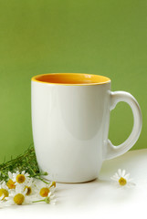 tazza con tisana sul verde sfondo