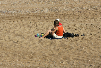 femme et son enfant sur la plage