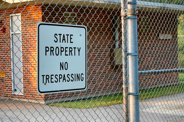 state property: no trespassing - obrazy, fototapety, plakaty