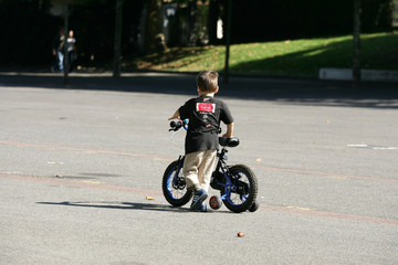 petit garçon qui marche avec son vélo