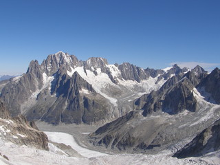 glaciers et aiguilles vus du télécabine de la pointe helbronner