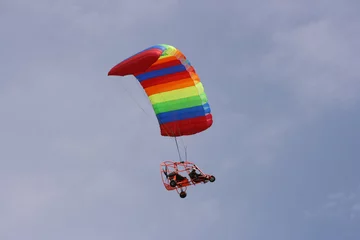 Foto auf Leinwand Powered paraglider © Tupungato