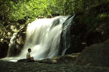 yoga et chute d'eau