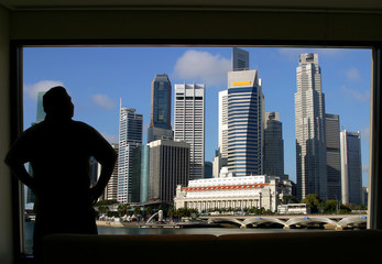 Fototapeta premium Tourist enjoying the view of Singapore skyline