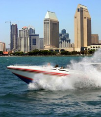 Naklejka premium Racing boat in San Diego modern buildings