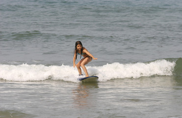 petite fille qui fait du surf