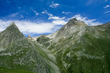 Fototapeta na wymiar Górskie szczyty pokryte śniegiem pod zawoalowaną nieba.