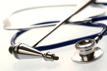 A shallow DOF image of a stethoscope and of medical hammer  - obrazy, fototapety, plakaty