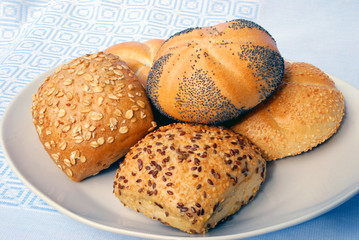 sesam,-und mohn-brötchen mit gewürzen