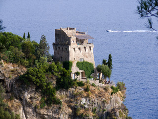 Fototapeta na wymiar Maiori wieża na wybrzeżu Amalfitana