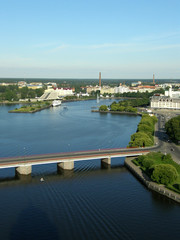 Obraz premium The bridge through the river