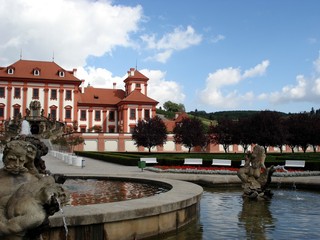 Fototapeta na wymiar Troya zamek fontanna w Pradze 1