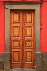 Fototapeta na wymiar czerwone i złote drzwi w Arucas Gran Canaria