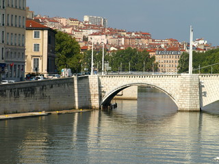 Fototapeta na wymiar quai de saone, pont bonaparte à lyon