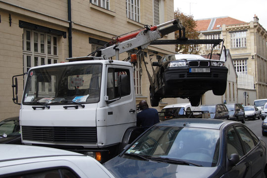 Enl&egrave;vement d'une voiture en stationnement interdit