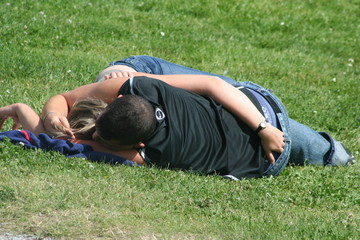 amoureux sur l'herbe