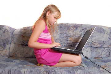 mädchen mit laptop