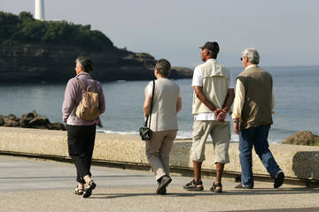 groupe de retrait&eacute;s qui se prom&eacute;nent