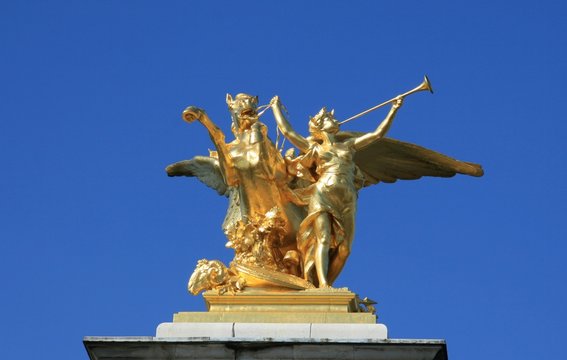 paysage de paris , statue sur le pont d'arcole