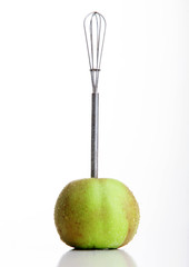 Schneebesen im Apfel