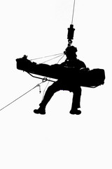 sauveteur remontant un accident&eacute; au treuil 