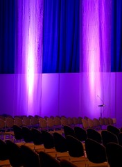 Fototapeta na wymiar sala konferencyjna w kolorach fioletowym i niebieskim