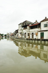 Obraz premium scenary of melaka river and ancient buildings in Malaysia