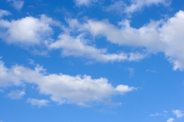 Cielo azul nubes blancas 