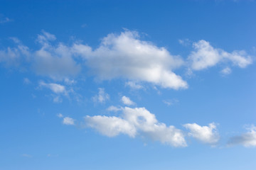 Fototapeta na wymiar Niebieskie niebo białe chmury