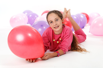 Fototapeta na wymiar Dziecko gra z różowym balonem