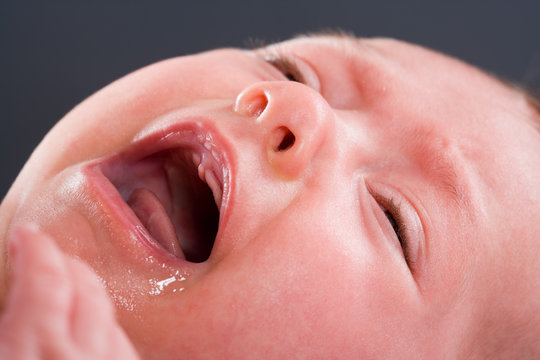 Baby schreit Nahaufnahme