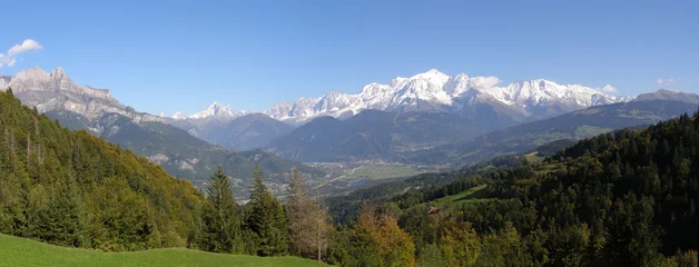 Crédence de cuisine en verre imprimé Mont Blanc Panoramique Mont Blanc et vallée en automne