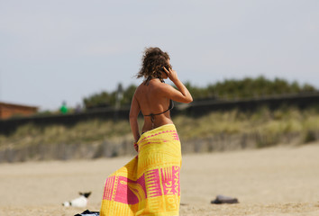 femme sur la plage entrain de téléphoner avec un mobile