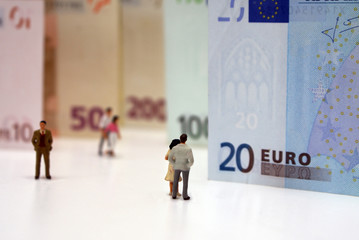 Personen vor Euroscheinen