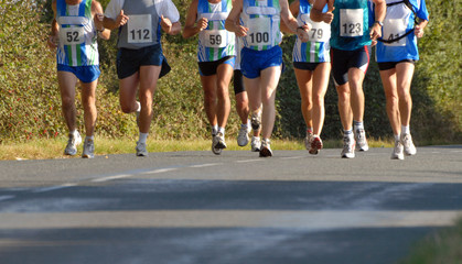 peloton de marathoniens sur route