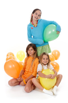 Enfants avec des ballons gonflables
