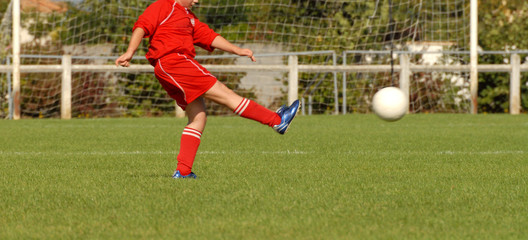 enfant qui frappe le ballon
