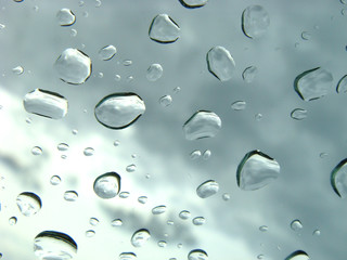 gouttes d'eau sur un vitre