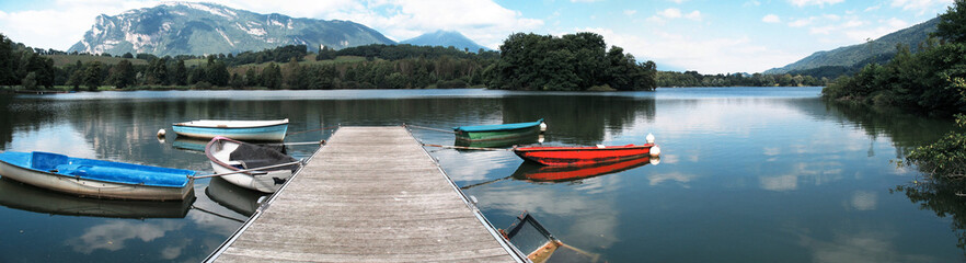 Fototapeta na wymiar Le lac de Ste Hélène dans le massif de Belledonne (Savoie)