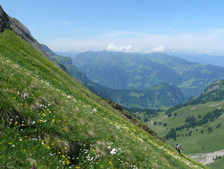 Fototapeta na wymiar Hiker downhill w Alpach