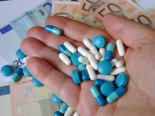 m&eacute;dicaments en main