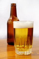Cerveza vaso y botella