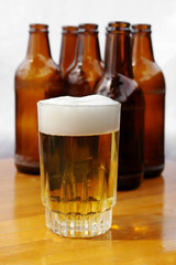 Cerveza vaso y botellas